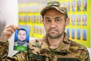 Прикордонник Чопського загону власноруч зняв своє фото з меморіальної дошки зниклих безвісти та полонених