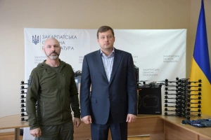 Прокурори Закарпаття передали військовим 128-ї окремої гірсько-штурмової бригади генератори, зарядні станції, рації та дрони