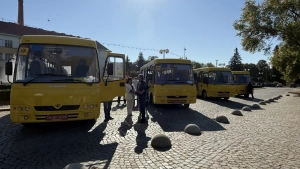 Сьогодні ще 5 шкіл Закарпаття отримали автобуси